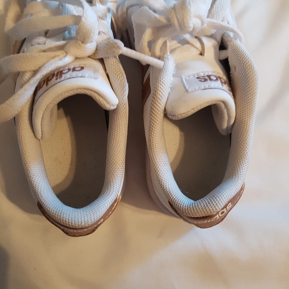 Adidas size 11K white leather shoes - Picture 3 of 9
